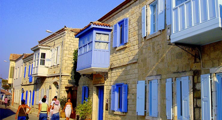 TOKİ Çeşme�nin yöresel mimarisini de kendine benzetti! Diken