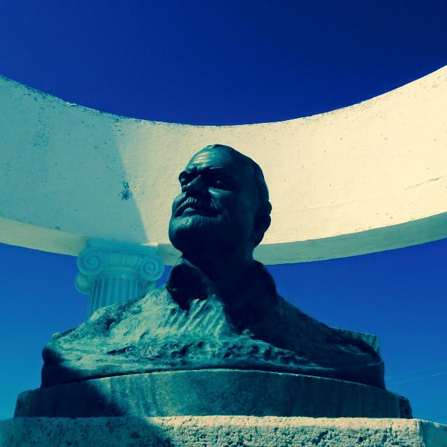 Ernest Hemingway'in büstü...