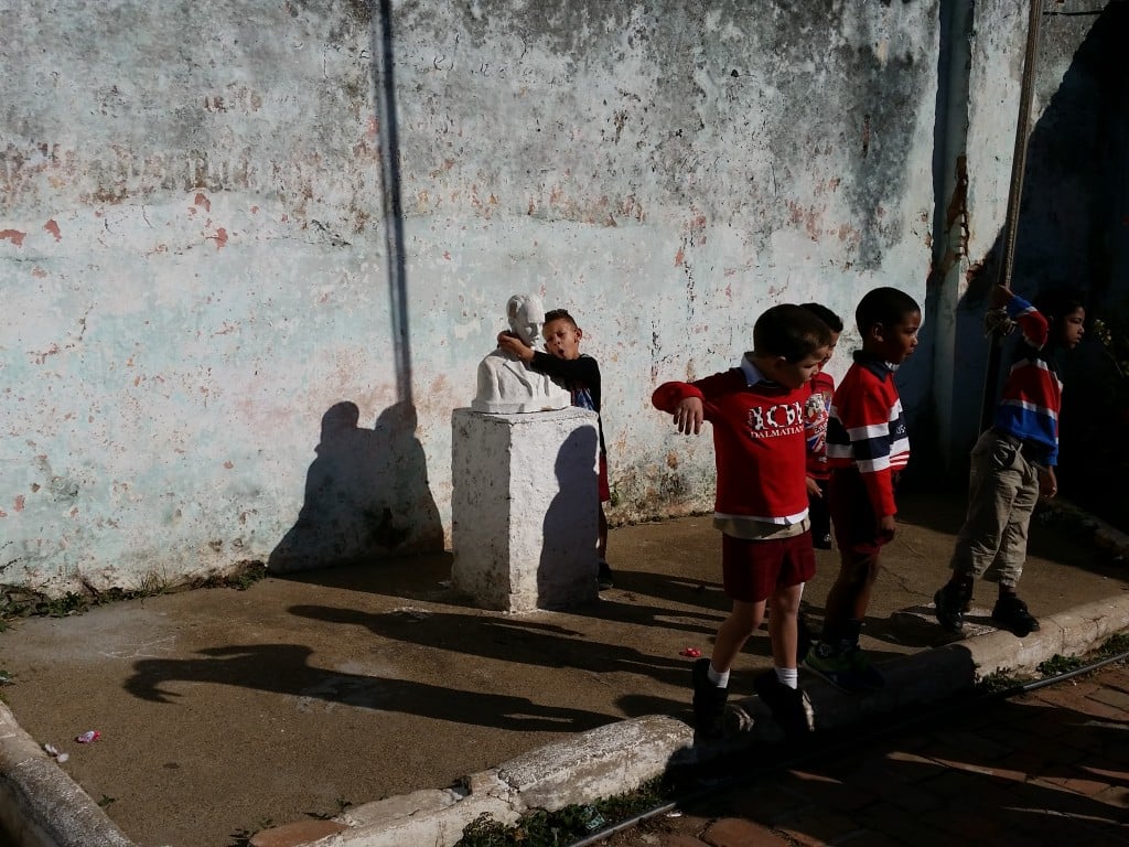 Trinidad'da okul bahçesınde çocuklar...