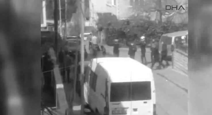 Yasağa rağmen parkta oturup ‘Eve dönün’ diyen polise saldırdılar: Altı gözaltı