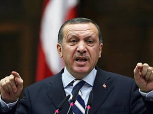 Başbakan'a yöneltilen eleştiriler jet hızıyla mahkemeye taşınıyor.