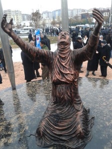 Diyarbakır'da katliamın ikinci yılında açılan anıt.