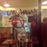 İzmir'de bir dükkanın vitrinine 'Unutmadık' sloganı yazıldı.