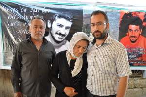 Ali İsmail'in babası Şahap, annesi Emel, ağabeyi Gürkan ...