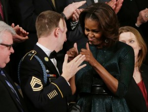 Michelle Obama, eşinin konuşması öncesinde askerlerle sohbet etti.