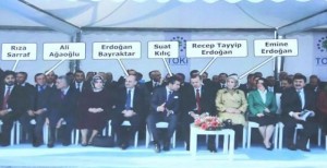 CHP lideri Kemal Kılıçdaroğlu, Meclis'teki grup toplantısında Erdoğan, Bayraktar ve Sarraf'ın birlikte göründüğü bu kareyi gösterdi.