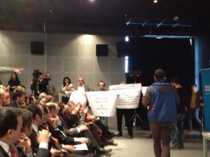 Devlet Tiyatrosu oyuncuları 'Devlet eliyle sanat olmaz' sloganıyla yasayı protesto etti.