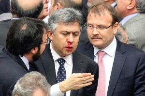 HSYK görüşmelerine milletvekilleri arasında yaşanan kavgalar damga vurmuştu. CHP'li Ali İsmail Köktürk'tün arbede sırasında burnu kırılmıştı. (Foto: Reuters)