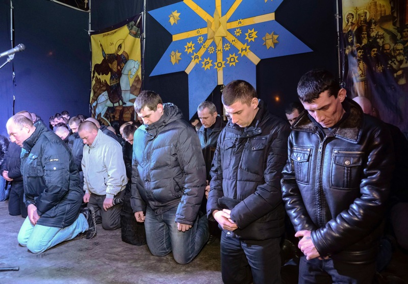 Ukrayna'da polisler, sivillerin ölümünden dolayı özür dilerken... Foto: Reuters