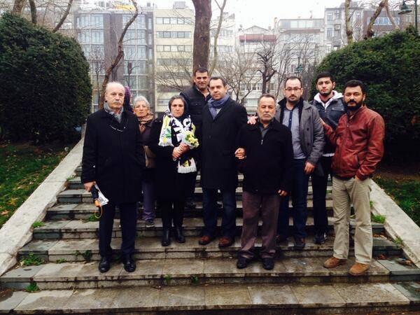 Korkmaz ailesi Gezi Parkı merdivenlerinde (Fotoğraf: FKF / Twitter)