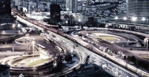 İstanbul D100 karayolu metrobüs ulaşım hattı.
