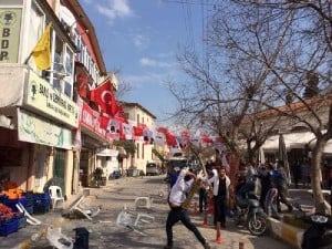HDP'nin Urla'daki seçim bürosu, açıldığı gün saldırıya uğradı.  