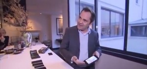 CEO Loic Poirier, akıllı telefonu yere atmadan sadece birkaç saniye önce...