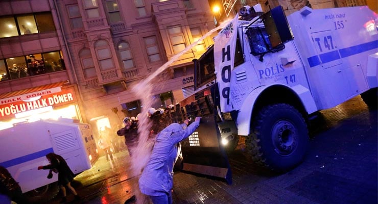 Berkin Elvan'ın ölümünün ardından tüm Türkiye çapında yapılan eylemlere polis, şiddetle karşılık vermişti. (Fotoğraf: Reuters)