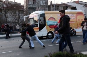 Sarıgül'ün seçim otobüsü taşlandı. (Fotoğraf: DHA)