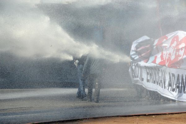 Adana'da Erdoğan'ı protesto etmek isteyn eylemcilere polis tazyikli suyla yanıt verdi.