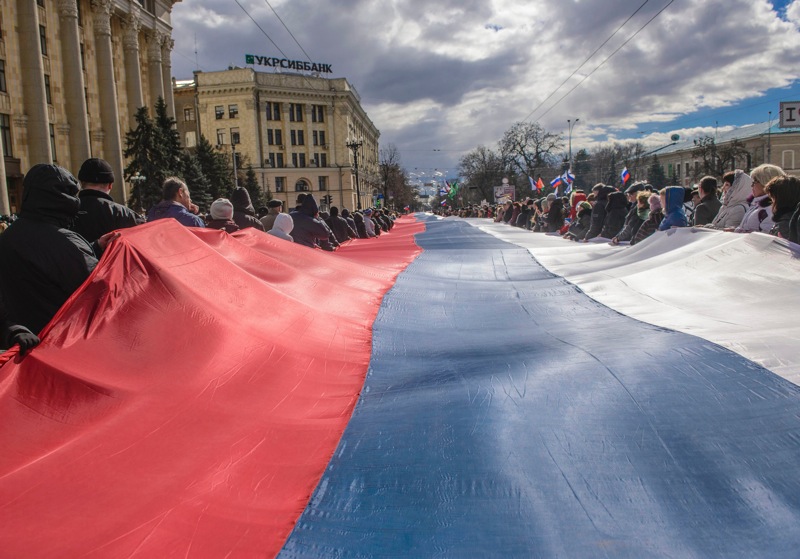 Harkiv'de de Rusya yanlıları dev bir Rusya Federasyonu bayrağıyla gösteri düzenledi. (Fotoğraf: Reuters)