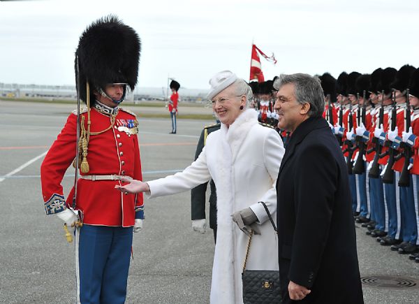 Cumhurbaşkanı Abdullah Gül ve beraberindekiler, Kraliçe 2. Margrethe ve kraliyet ailesinin diğer üyeleri tarafından havalimanında törenle karşılandı.