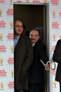 13 Mart'taki AKP Mersin mitinginde Başbakan Erdoğan'ın danışmanı Mustafa Varank'ın Türkiye gazetesi yazarı Yıldıray Oğur'la göründüğü fotoğrafı çeken Zaman gazetesinin foto muhabiri Mevlüt Karabulut, Oğur'un sert eleştirilerine maruz kalmıştı.