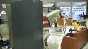 Hastaneye sığınanlar, içeride polise karşı barikat kurdu. (@OtekilerPostasi)