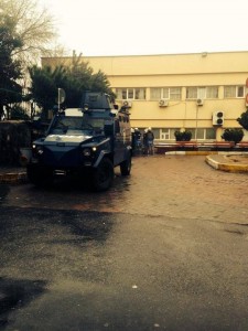 Polis geri çekildi ancak, hastane kapısı önündeki akrep araçalrı tutuluyor. (@OtekilerPostasi)