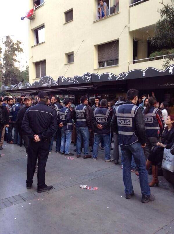 Slogan atıldığı gerekçesiyle bir kafe polis tarafından çevrelendi. Foto: @yarinhaber