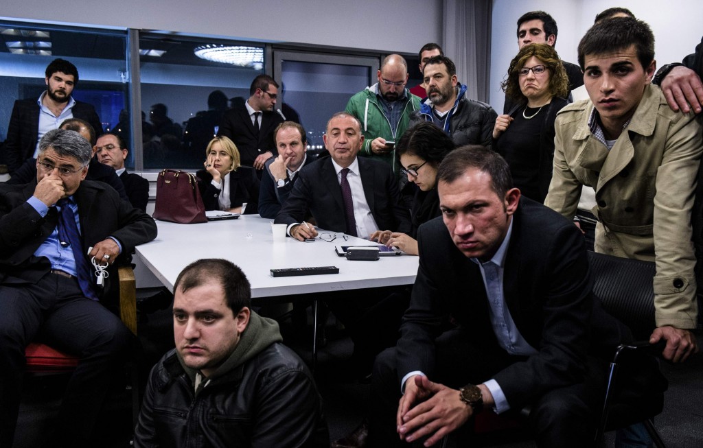 Gecenin ilerleyen saatlerinde CHP genel merkezinde morol bozuktu. Fotoğraf: Jonny Hogg / Reuters