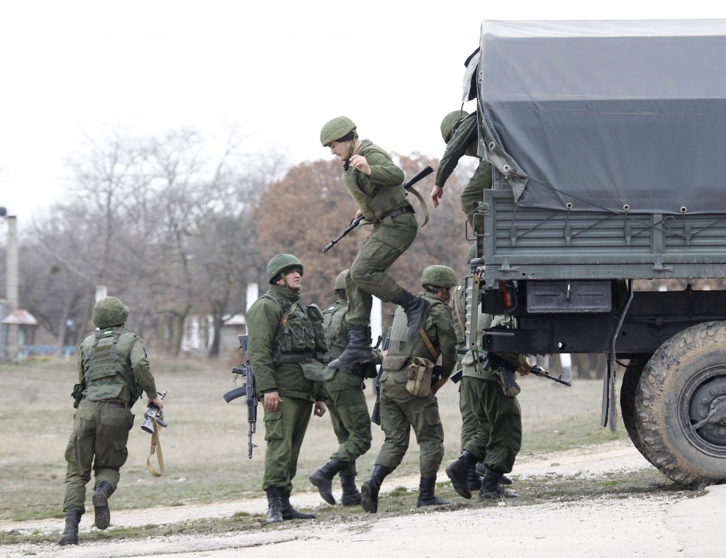 Rus askerleri Kırım'ın Belbek havaalanında... Foto: Vasili Fedosenko / Reuters