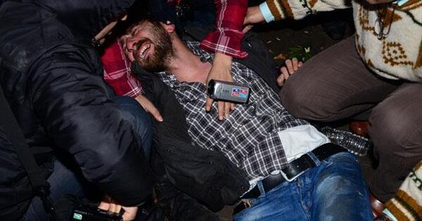 Adana'da TOMA tarafından ezilen gazeteci Hamdullah Yağız Kesen (Fotoğraf: @Istanbul_Indy)