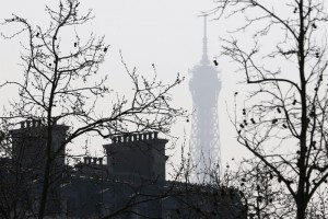 Eyfel'i görmek sisli havada oldukça zorlaştı. (Charles Platiau / Reuters)