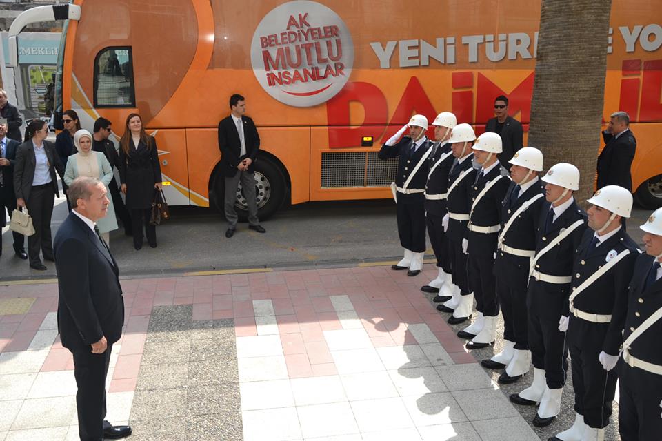 Parti otobüsüyle Manisa valiliğine gelen Erdoğan tören mangasını selamlarken. Foto: facebook.com/valisavas/