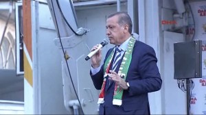 Erdoğan 27 Mart'ta Van ve Diyarbakır'daki mitinglerine sesi büyük oranda kısık halde çıkmıştı. Baibakan'ın sesi iki gün içinde düzeldi.