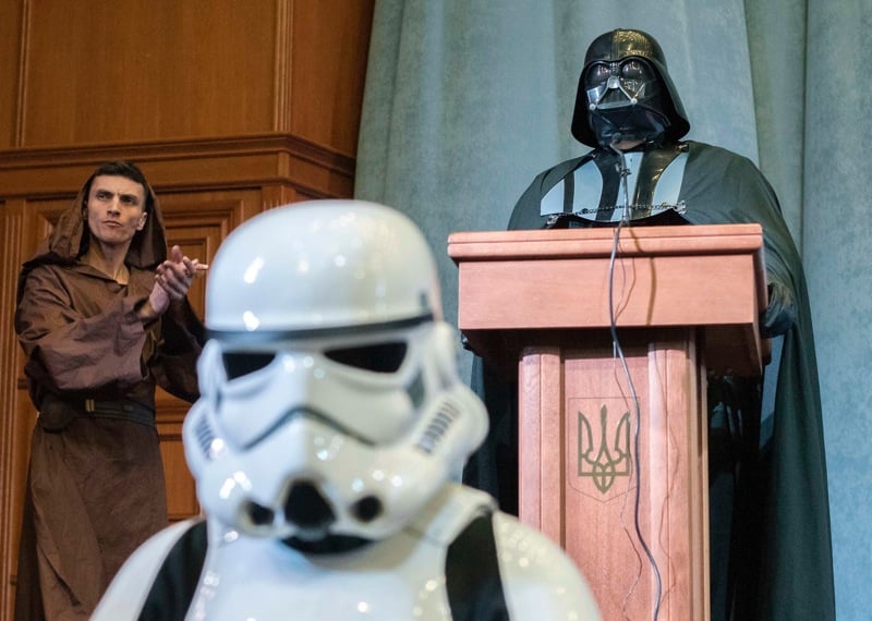 'Darth Vader' cumhurbaşkanlığına aday olduğunu yanındaki 'imparatorluk askerleriyle birlikte açıklamıştı. (Fotoğraf: Reuters)