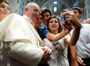 Papa Francis de selfie'den kaçamamıştı. (Reuters)