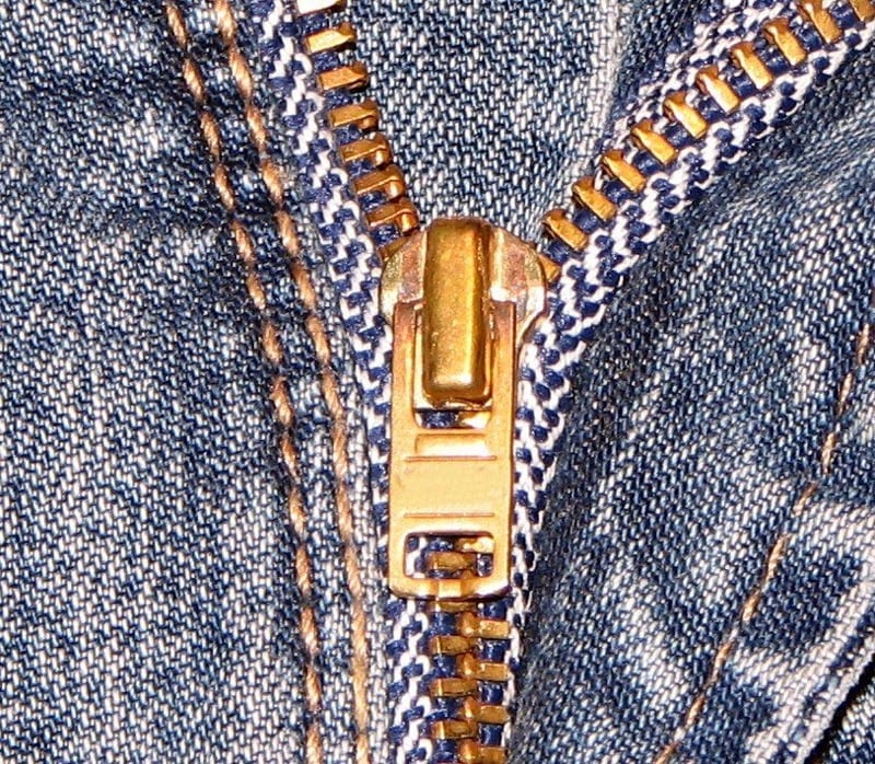 YKK_Zipper_on_Jeans_close_up