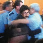 Polis memuru Ahmet şahbaz sarısülük davasının ilk duruşmasına takma bıyık, gözlük ve prukla katılmıştı