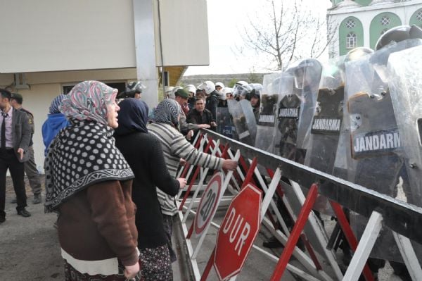 Tesislerin yakınındaki Seyitömer Köyü'nde oturan ve işçilerin yakınları olduğu belirtilen bir grup kadın da, eyleme destek vermek için tesislerin önüne geldi. Fotoğraf: DHA
