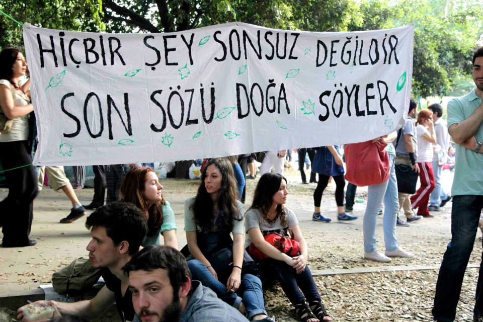 "Hiçbir şey sonsuz değildir son sözü doğa söyler", Gezi'de İrem ve arkadaşlarının hazırlayıp astığı ilk bez pankartlardan.