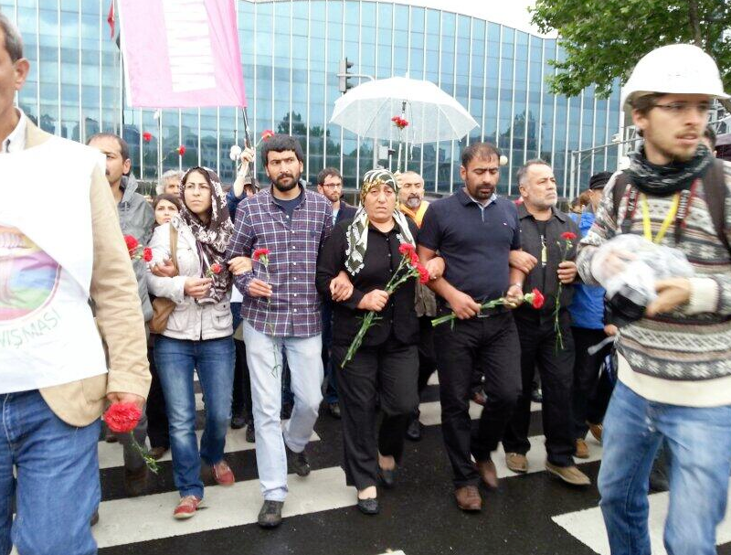 Sarısülük ailesi Ethem'in vurulduğu yere karanfil bırakıyor 