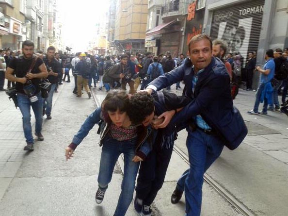 Altıner, 1 Mayıs eylemleri sırasında İstiklal Caddesi'nde iki çocuğu gözaltına alırken görüntülenmişti.