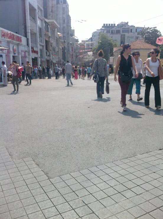 İstiklal Caddesi'nin meydan girişinde yayaları büyük bir asfaltlı kısım karşılıyor.