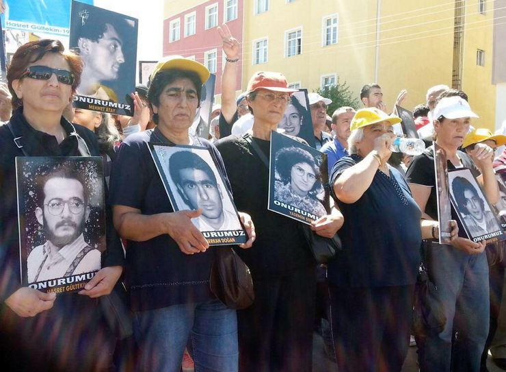 Yter Gültekin, bugünkü anma törenlerinde de yer aldı.  fotoğraf: twitter @sipesipik