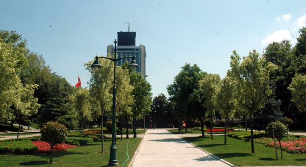 Taksim Gezi Parkı, kamunun kullanımına aitken Topçu Kışlası'nın yeniden yapılması projesi için özel bir şirkete ihale edilmişti.