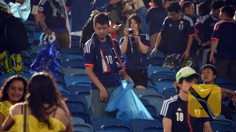 2014 Dünya Kupası’nda çıkarken tribünlerini temizleyen Japon taraftarlar...