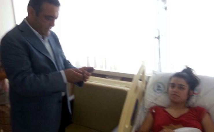 CHP'li Sezgin Tanrıkulu, Kübra'yı kaldığı hastanede ziyaret etmişti.  (Fotoğraf: DHA)