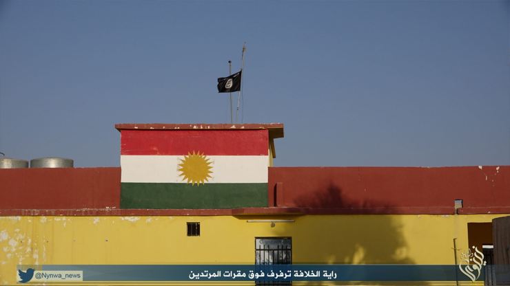 IŞİD'in paylaştığı bir diğer fotoğrafta, Kürdistan bayrağının üzerinde örgütün bayrağı görülüyor.