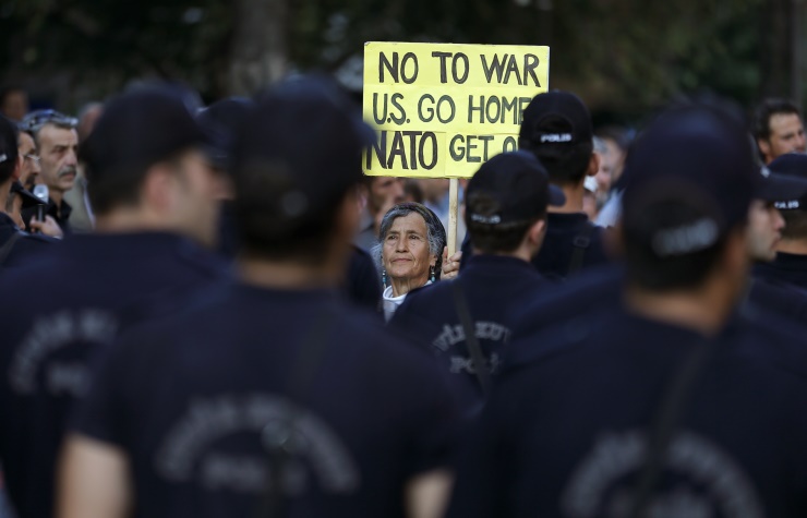 ABD Büyükelçiliği önünde yapılan eylemde Kerry ve ABD'nin 'savaş çağrısı' yaptığı gerekçesiyle protesto düzenlendi. (Ümit Bektaş / Reuters)