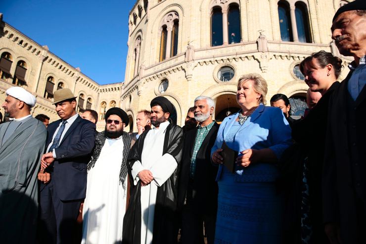 25 Ağustos günün Oslo'da IŞİD'e karşı düzenlenen bir protestoda Norveç Başbakanı Erna Solberg ile Müslüman toplumunun liderleri biraraya gelmişti.