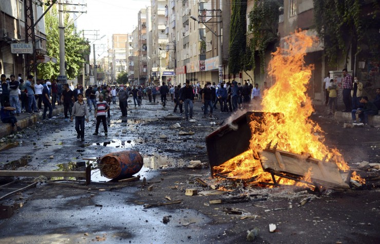 Dün gece Diyarbakır sokakları... Fotoğraf: Reuters