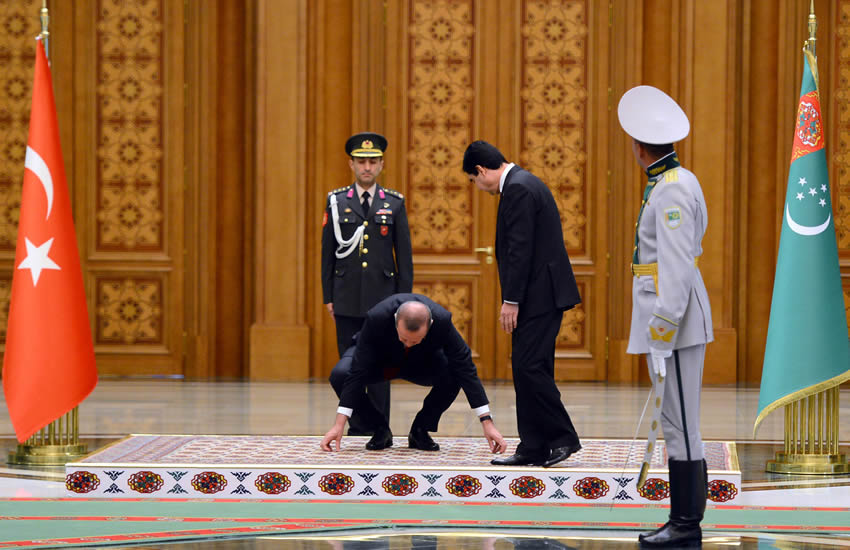 cumhurbaskani-erdogan-turkmenistanda-resmi-torenle-karsilandi_5594_dhaphoto9